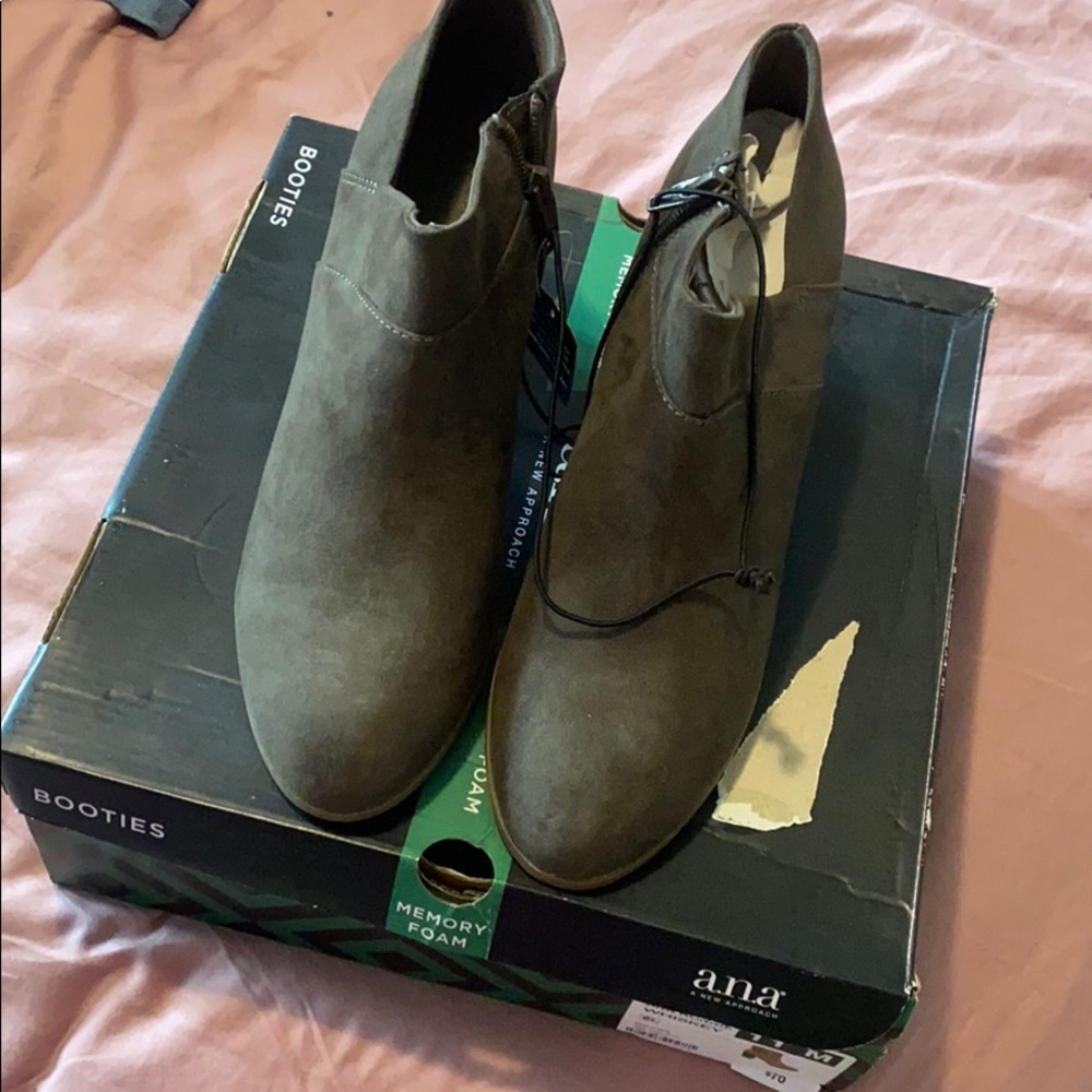 Ana Olive Booties - Picture 3 of 3